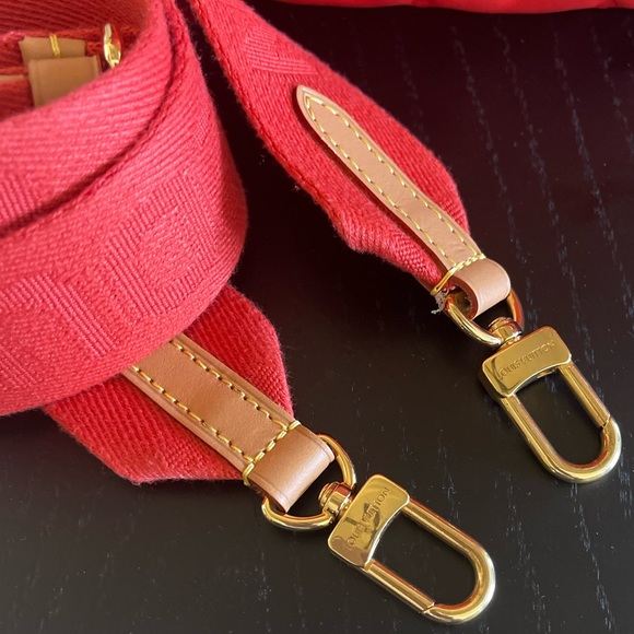 LOUIS VUITTON
Lambskin Embossed Monogram Coussin PM Red - Picture 4 of 12